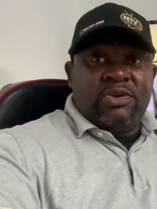Un des ambassadeurs de la candidature, filmé dans un fauteuil de bureau, casquette noire