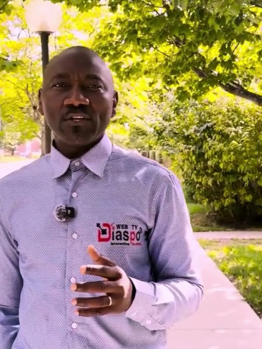 Un des ambassadeurs de la candidature, filmé dans une rue bordée d'arbres