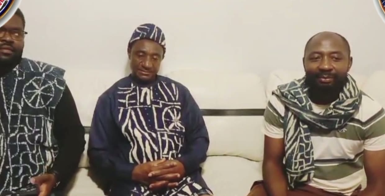 Trois des ambassadeurs de la candidature, filmés sur un canapé, trois ambassadeurs en tenues traditionnelles bamiléké